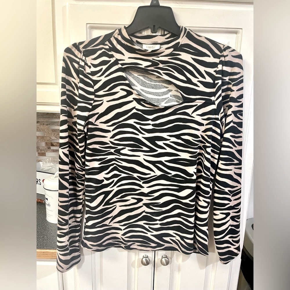 Zebra Keyhole front Womens large Top